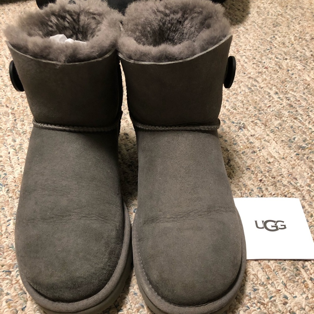 ✨UGG Australia Grey Mini Bailey Button II Size 8✨